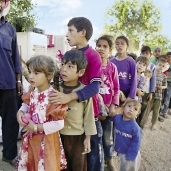 أطفال سوريون أثناء هروبهم مع عائلاتهم