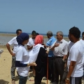 رئيس المدينة يتابع نظافة الشاطئ