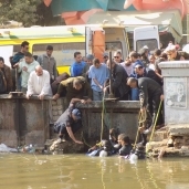 بالصور| قوات الإنقاذ النهري تنتشل جثة عجوز ألقى نفسه ببحر يوسف في الفيوم