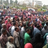 حشود في جامعة المنيا قبل التوجه للجان