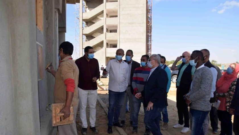 محافظ الأقصر أثناء جولته لتفقد مشاريع مدينة الطود