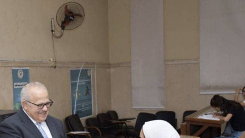 رئيس جامعة القاهرة أثناء تفقده امتحانات التيرم الثاني 2022