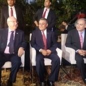 السفير المصري يجلس مع الرئيس ورئيس الوزراء الاسرائيليين خلال الحفل أمس