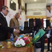 محافظ الفيوم يوزع جوائز مسابقة "نصرة الدين وتبرئته من الدم والإرهاب"
