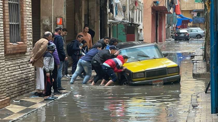 جدعنة أهالي الإسكندرية خلال تراكم مياه الأمطار