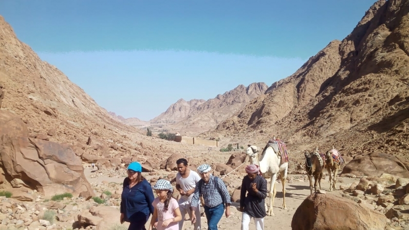 سياح يستمتعون بالطقس على جبل موسى