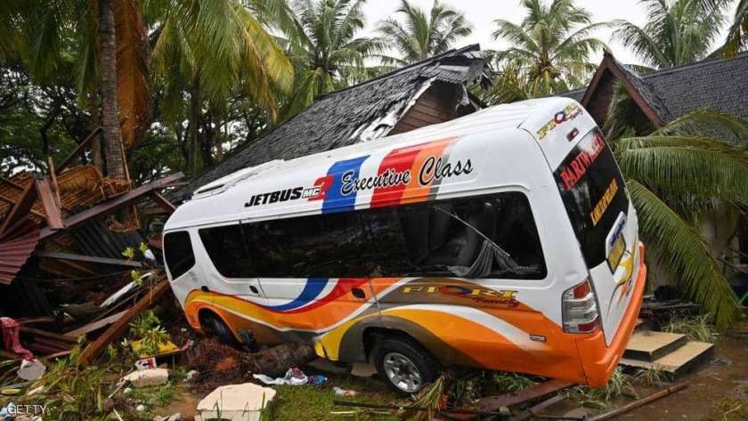 مصرع 24 شخص وإصابة آخرون في سقوط حافلة بأندونيسيا