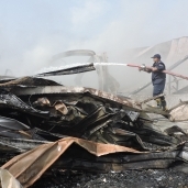 20  سيارة إطفاء لإخماد حريق مصنع الهلال والنجمة في سوهاج.. والخسائر بالملايين