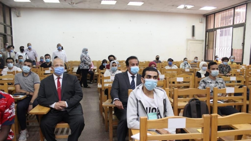 "عبدالغفار" يتابع انتظام العملية التعليمية بجامعتي القاهرة وعين شمس