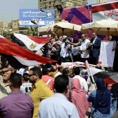 بالصور| مواطنون يرفعون صور "السيسي" احتفالا بـ"تحرير سيناء" في "مصطفى محمود"