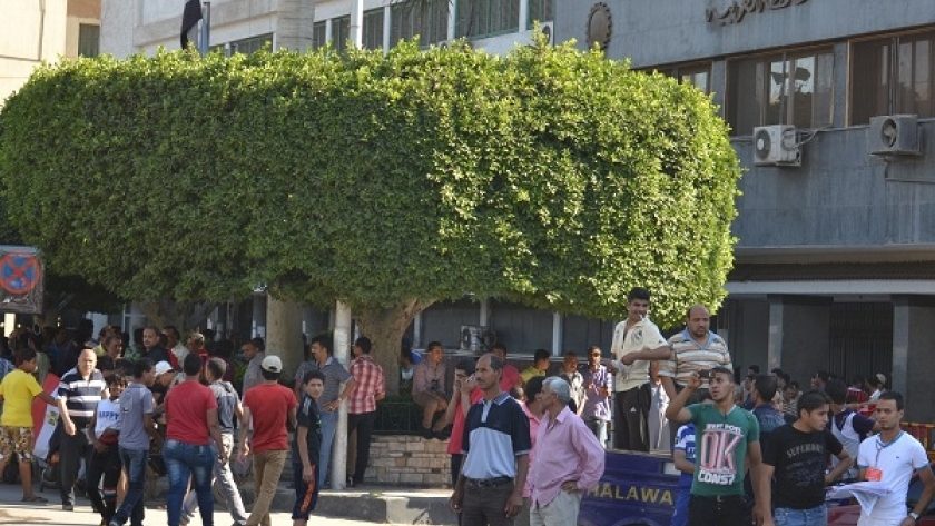 مواطنو الغربية حاصروا مبنى المحافظة للمطالبة برحيل المحافظ الإخوانى عام 2012