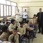 وكيل وزارة التعليم بشمال سيناء يتفقد المدارس فى بداية العام الدراسى «صورة أرشيفية»