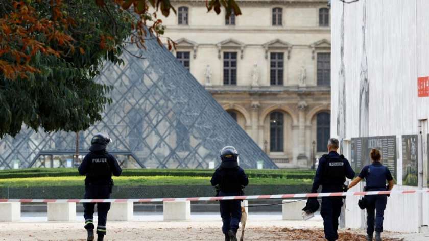 عناصر من الشرطة الفرنسية يقومون بدورية أمام متحف اللوفر المغلق لأسباب أمنية في باريس