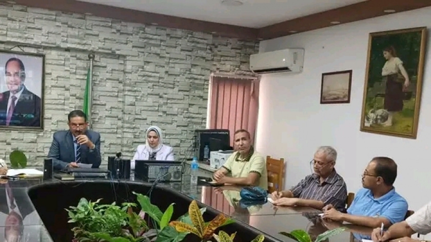 أشرف سلومة وكيل وزارة التعليم بالجيزة خلال الاجتماع