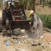 حملة لرفع الأتربة والقمامة من شوارع مدينة طما