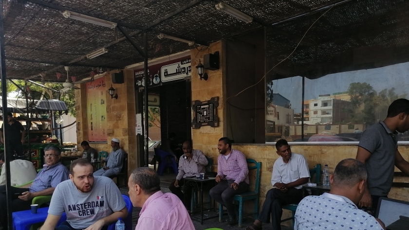 المرشحون وأنصارهم يتابعون الانتخابات من على المقاهى بالبحر الأحمر