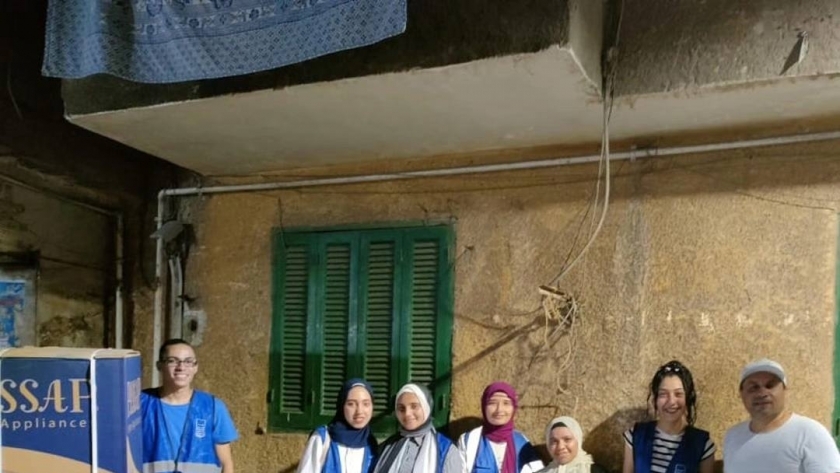 فريق متطوعي حياة كريمة أثناء تسليم جهاز العروسة