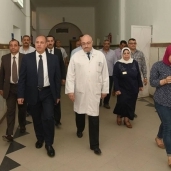 محافظ الإسكندرية يزور مستشفى طلبة سبورتنج ويقدم التهنئة بالعيد للمرضى