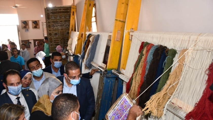 وزيرة التضامن ومحافظ الفيوم يتفقدان مصنع السجاد بمركز يوسف الصديق