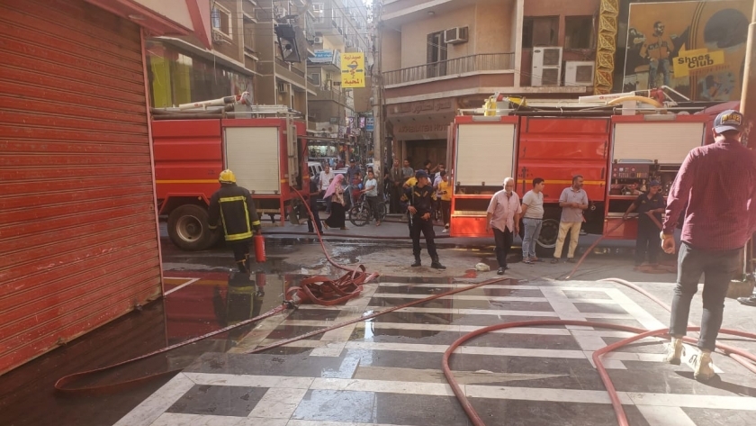 جانب من سيارات الاطفاء والسيطرة على حريق شقة سكنية باسيوط