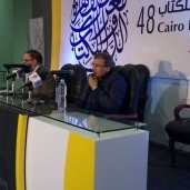 خالد يوسف أثناء ندوة معرض الكتاب