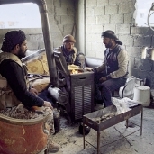 متمردون سوريون داخل إحدى الثكنات بمنطقة الراشدين غرب سوريا «أ.ف.ب»