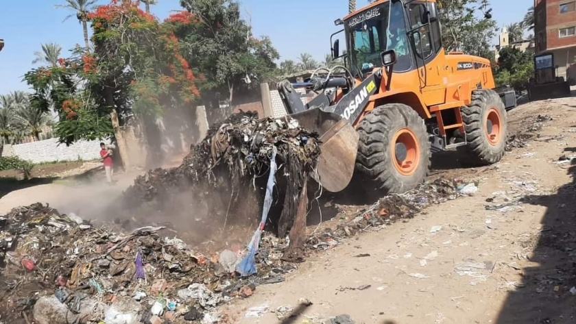 محافظة الجيزة: رفع 350 طن مخلفات أسفل الطريق الدائري بالهرم