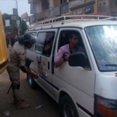 قوات الأمن تنزع صور دعاية الأنتخابات الخاصة بالمرشحين بقنا