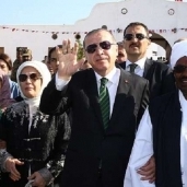 «أردوغان» خلال زيارته للسودان وبجواره «البشير»