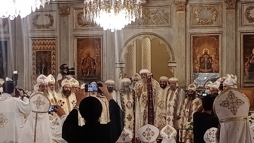 البابا تواضروس مع الكهنة بعد ترقيتهم
