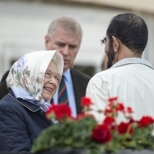 ابتسامة الملكة إليزبيث بعد مصافحة حاكم دبي