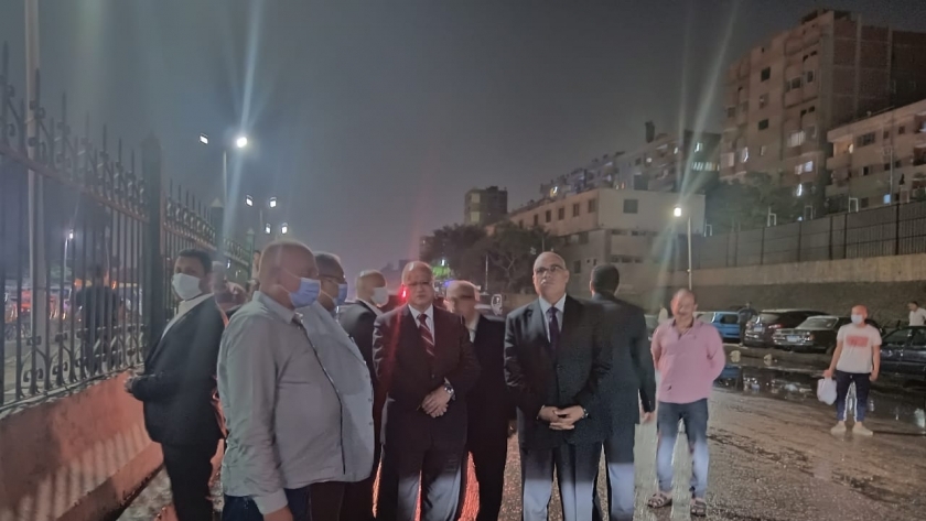 محافظ القاهرة يشرف على عمليات شفط مياه الصرف الصحي بمنشأة ناصر