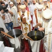 بالصور| البابا يترأس قداس شم النسيم في الدير.. ويستكمل عمل "الميرون"