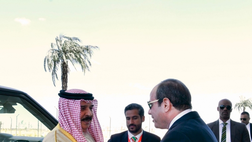 الرئيس السيسي يودع ملك البحرين من مطار العلمين