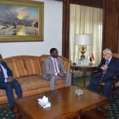 مكرم محمد أحمد مع وزير الإعلام السوداني