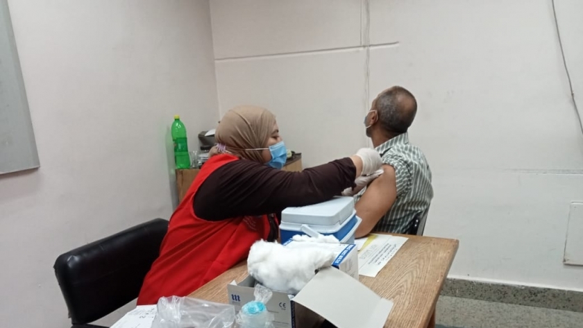 خلال تطعيم العاملين بلقاح كورونا بشركة مياة القاهرة