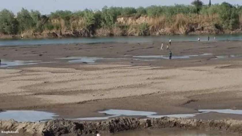 نهر الفرات بعد أن ضربه الجفاف