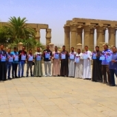 سلسلة بشرية امام معبد الاقصر لدعم حسن عامر
