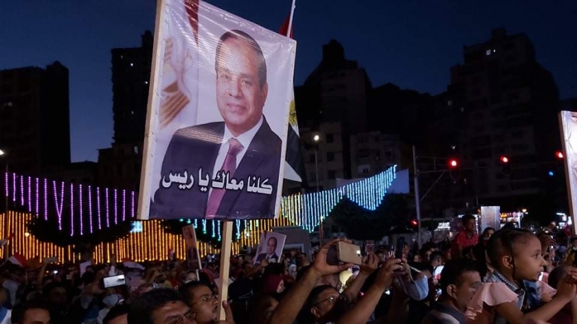 احتفالا بذكرى أكتوبر مواطنو الإسكندرية يحتشدون بميدان سيدي جابر