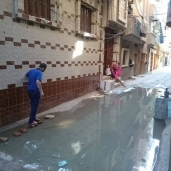 غرق الشوارع بمياه الصرف فى قرية عياش بالغربية