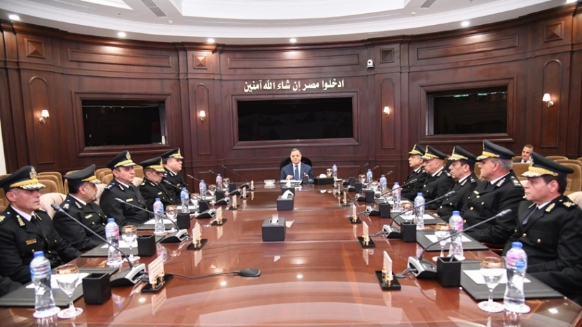 اجتماع وزير الداخلية مع القيادات الأمنية