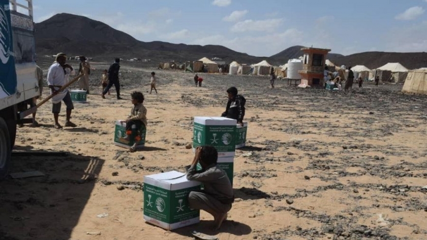 مركز الملك سلمان للإغاثة يوزع سلال غذائية في مديريات ومحافظات اليمن 