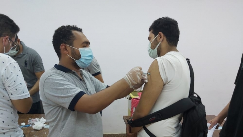 تطعيم طلاب جامعة حلوان
