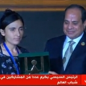 الرئيس السيسي أثناء تكريم الفتاة الإيزيدية