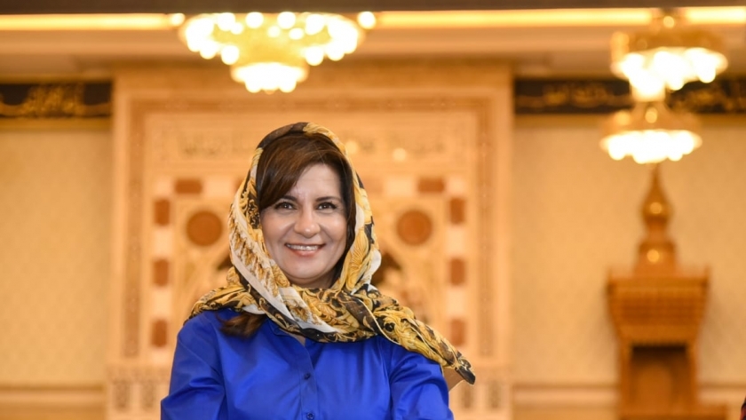 السفيرة نبيلة مكرم وزيرة الهجرة ترتدي الحجاب في زيارة مسجد الفتاح العليمي