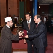 الرئيس عبدالفتاح السيسى أثناء تكريم أحد العلماء