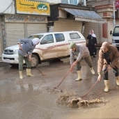 رئيس مدينة مطوبس يتابع كسح مياه الأمطار