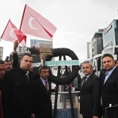 عدد من أعضاء الجمعية التركية للسلام الدولى يتظاهرون أمام السفارة الهولندية فى تركيا