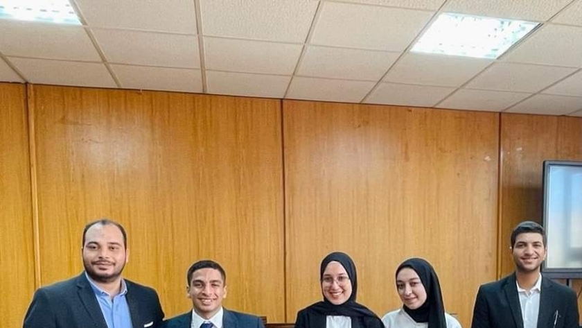 طلاب كلية حقوق جامعة الإسكندرية الفائزون في المحاكاة الصورية
