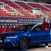 بالفيديو والصور| لاعبو برشلونة يحصلون على سيارات أودي هدية